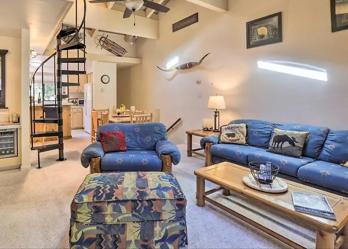 Near Beaches, Skiing & Hiking! Tahoe Mtn Retreat